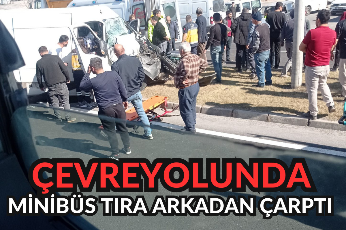 Nevşehir'de seyir halindeki minibüs, tıra çarptı: 1 ölü, 1 yaralı